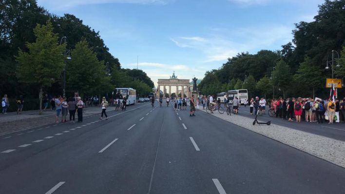Menschen auf der Straße des 17. Juni in Berlin Tiergarten. (Quelle: rbb/R. Unruh)