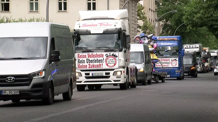 Schausteller protestieren mit einem Lkw-Korso in Berlin gegen Corona-Beschränkungen. (Quelle: rbb)