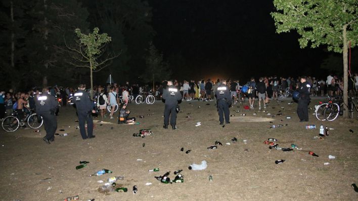 Räumung Hasenheide 5000 Personen feiern illegal in Neukölln (Quelle: Pudwell)