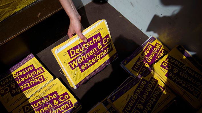 Eine freiwillige Helferin der Initiative "Deutsche Wohnen & Co enteignen" lädt am 14.06.2019 einen Stapel der Unterschriften zum Anstreben eines Volksbegehrens aus. (Quelle: dpa/Gregor Fischer)