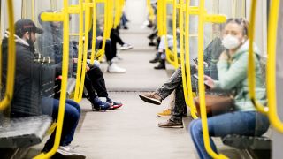 Fahrgäste sitzen in einer Berliner U-Bahn (Bild: dpa/Christoph Seoder)