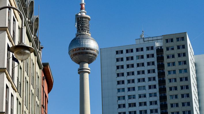 Der Berliner Fernsehturm ist zwischen sanierten Altbauten und einem Plattenbau-Hochhaus zu sehen, Archivbild (Quelle: DPA/Jens Kalaene)