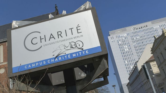 Auf einem großen Schild steht Charité Campus Mitte (Quelle: Bildagentur-online/Joko)