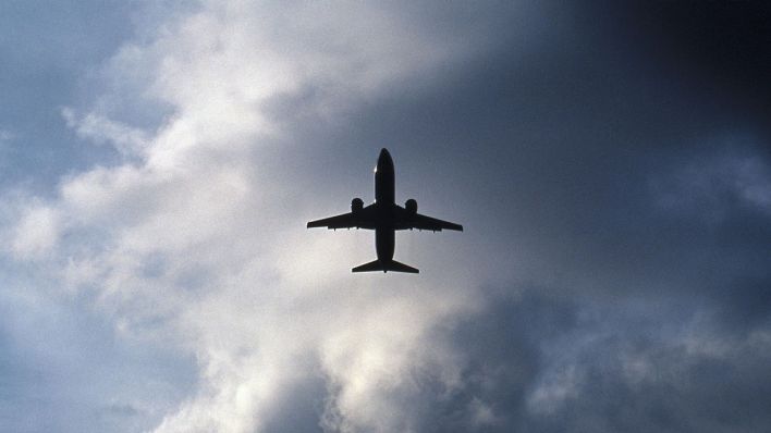 Eine Boeing 737 von unten beim Blick in den Himmel (Quelle: Picture Alliance/Janusz Pokorski)