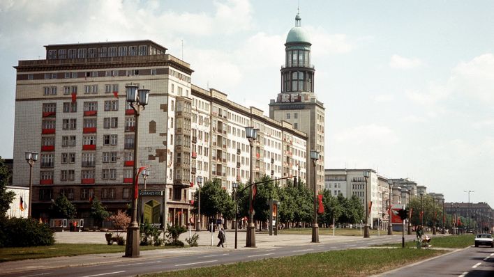 Bauten an der Karl-Marx-Allee (früher Stalin-Allee) in Ostberlin. (dpa/Rauchwetter)