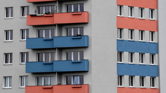 Wohnhaus mit roten und blauen Balkons
