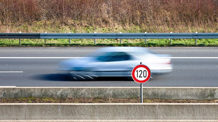 Auto und Tempo 120 Schild auf deutscher Autobahn (Quelle: dpa/Schroeder)