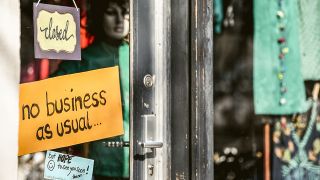 Symbolbild: Berlin: Ein der Eingangstür eines kleinen Ladengeschäfts hängen Schilder mit der Aufschrift «Closed», «no business as usual...» Und «but hope to see you soon! (Quelle: dpa/Britta Pedersen)