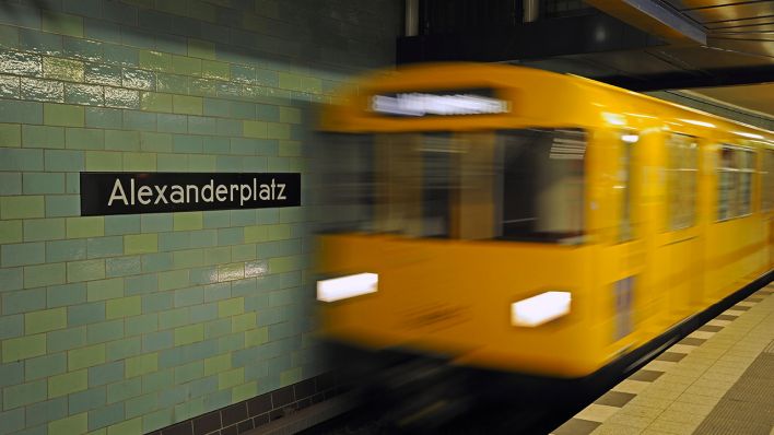 U Bahn fährt auf dem Bahnhof Alexanderplatz ein (Quelle: dpa/Ingo Schulz)