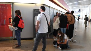 Fluggäste aus der Türkei warten am Flughafen Tegel auf die Öffnung einer Corona-Teststelle. (Quelle: dpa/Britta Pedersen)