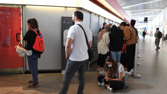 Fluggäste aus der Türkei warten am Flughafen Tegel auf die Öffnung einer Corona-Teststelle. (Quelle: dpa/Britta Pedersen)