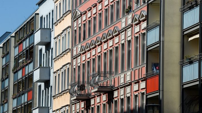 ARCHIV - 24.03.2020, Berlin: Die Fassaden von Altbauten und Neubauten in Friedrichshain. (Quelle: dpa/Jens Kalaene)