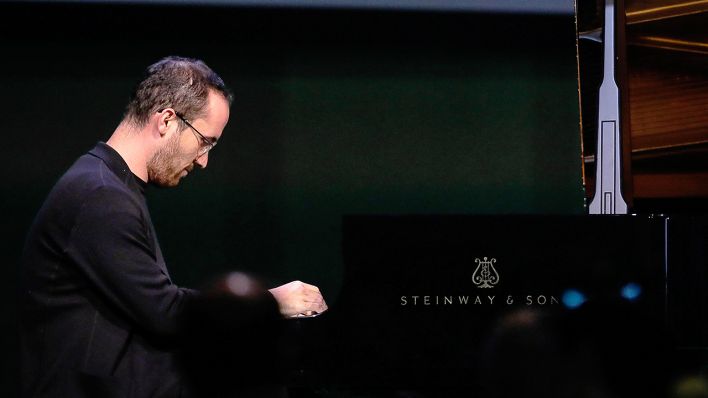 ARCHIV - 09.11.2018, Igor Levit, russisch-deutscher Pianist, spielt auf der Bundesdelegiertenkonferenz von Bündnis 90/Die Grünen Klavier. (Quelle: dpa/Woitas)