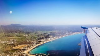 Blick auf die Playa de Palma vom Flugzeug aus (Quelle: dpa/Augst)