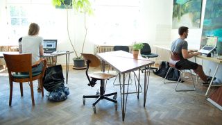 Junge Leute arbeiten in einem Coworking Space in Berlin (Quelle: dpa/Jörg Carstensen)
