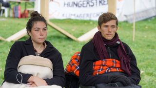 Die beiden verbliebenen Teilnehmer des «Hungerstreiks der letzten Generation» in Berlin auf einer Pressekonferenz. (Quelle: dpa/Jörg Carstensen)