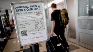 Schilder weisen Reisende am 31.07.2020 auf die Corona-Teststelle am Flughafen Schönefeld hin (Quelle: dpa/Britta Pedersen)