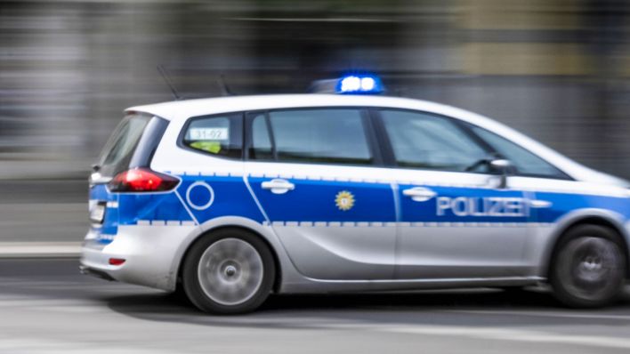 Ein Fahrzeug der Berliner Polizei fährt durch Prenzlauer Berg (Bild: imago images)