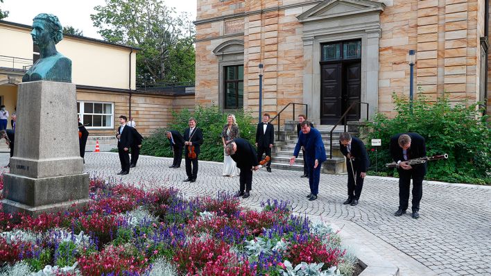 Dirigigent Christian Thielemann und Musiker verbeugen sich vor der Villa Wahnfried in Bayreuth am 25.07.2020 (Quelle: Imago/Kolb)