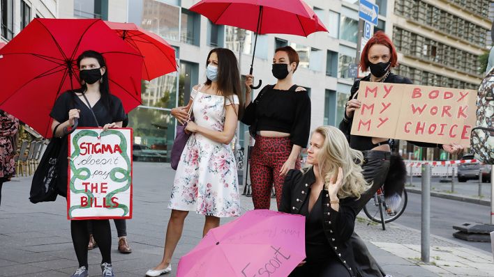 Sexarbeiterinnen demonstrieren mit dem Berufsverband Sexarbeit gegen die Corona-Auflagen und die Schliessung von Bordellen. (Quelle: imago images/M. Popow)
