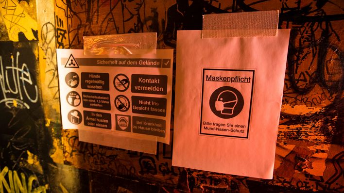 Schild mit Hinweis auf Maskenpflicht und Hygienevorschriften im Club Golden Gate in Berlin am 25. Juni 2020. Der Club veranstaltet weiter live DJ session mit Internet-Uebertragung und hat wieder als Bar geoeffnet. (Quelle: imago images/E. Contini)