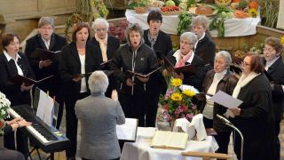 Kirchenchor singt im Erntedank-Gottesdienst der reformierten Kirche in Herbishofen im Allgaeu (Bild: imago images/Jens Schulze)