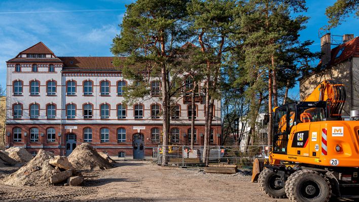 Archivbild: Ausbau und Erneuerung eines Schulgebäudes in Berlin am 15.02.2020. (Quelle: imago images/Karl-Heinz Sprembe)