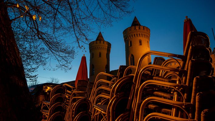 Symbolbild - Leere Stühle sind während der Corona-Pandemie vor dem Nauener Tor in Potsdam gestapelt. (Bild: imago images/Eberhard Thonfeld)
