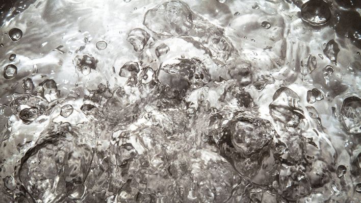 Symbolbild: Siedepunkt 100 Grad Celsius Kochendes Wasser in einem Topf (Quelle: imago-images/Gottfried Czepluch)