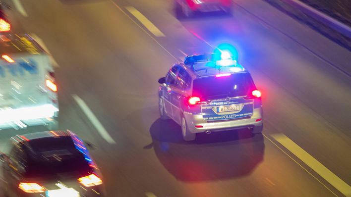 Einsatzfahrzeug der Berliner Polizei mit Blaulicht. Quelle: Marius Schwarz/imago stock&people