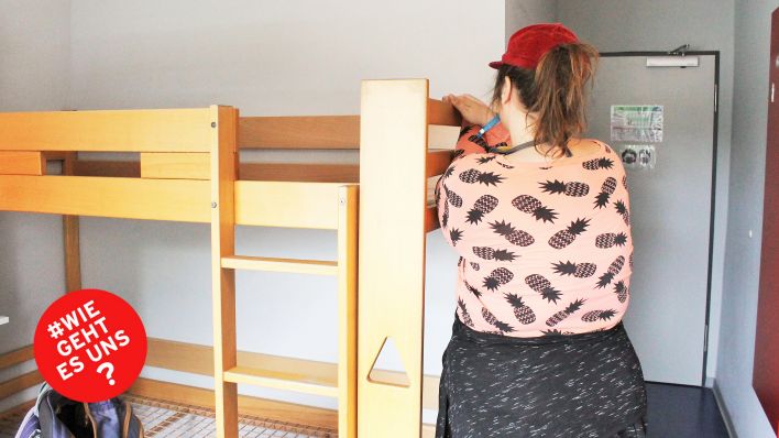 Die Wohnungslose Andrea steht in ihrem Zimmer im Wohnheim, dass die Berliner Stadtmission während der Corona-Pandemie eingerichtet. (Bild: rbb/Josefine Janert)