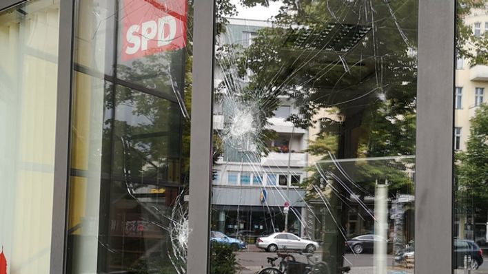 Die Geschäftsstelle der SPD Neukölln wurde am 1. August 2020 am Rande einer Demonstration beschädigt. (Quelle: SPD Neukölln)