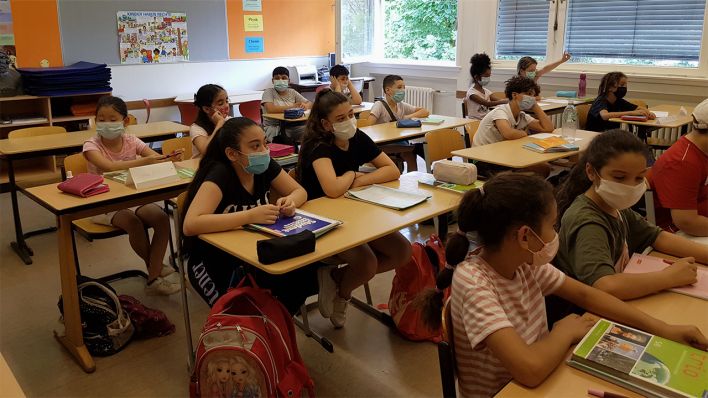 SchülerInnen der Sternberg Grundschule sitzen während des Unterrichts mit Maske im Klassenzimmer. (Quelle: rbb/A. Kohlick)