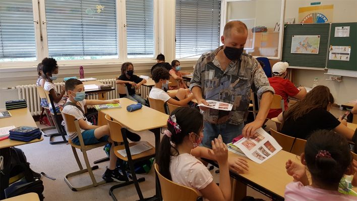 SchülerInnen der Sternberg-Grundschule sitzen während des Unterrichts mit Masken im Klassenzimmer. (Quelle: rbb/A. Kohlick)
