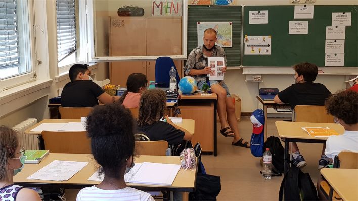 SchülerInnen der Sternberg-Grundschule sitzen währende des Unterrichts mit Maske im Klassenzimmer. (Quelle: rbb/Anne Kohlick)