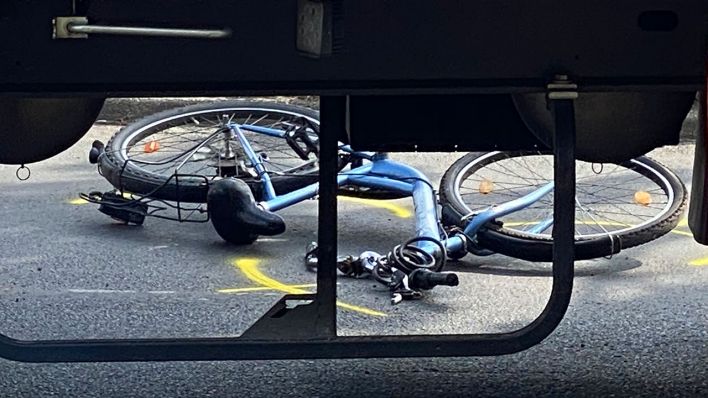 Ein Fahrrad liegt neben einem Lkw. Mit Sprühfarbe wurden Markierungen vorgenommen. (Quelle: Morris Pudwell)