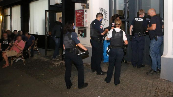 Die Berliner Polizei hat am 21.08.2020 in einem Neuköllner Lokal rund 100 Schuss scharfe Munition gefunden und beschlagnahmt. (Quelle: Morris Pudwell)