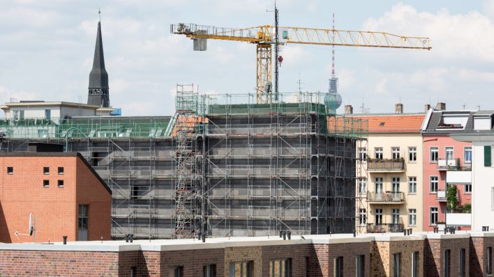 Eine Reihe Townhouses steht in Berlin im Stadtteil Friedrichshain vor im Bau befindlichen Mehrfamilienhaeusern. (Quelle. dap/Florian Schuh(