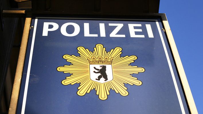 Symbolbild: Ein Schild hängt am 05.12.2019 an einer Berliner Polizeiwache. (Quelle: dpa/Wolfram Steinberg)