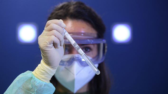 Symbolbild - Eine Ärztin hält ein Coronavirus-Test in den Händen (Bild: dpa/Robert Michael)