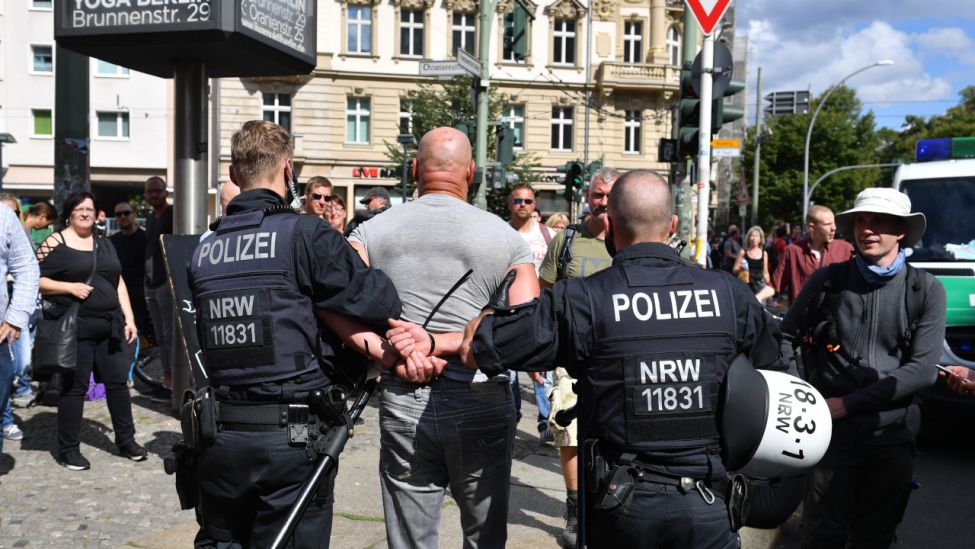 Die Polizei führt einen Mann ab bei einer Demonstration gegen die Corona-Maßnahmen. (Quelle: dpa/Bernd Von Jutrczenka/dpa)