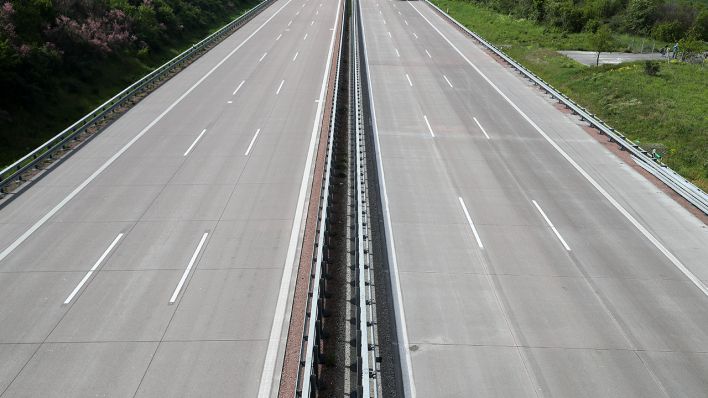 Die Autobahn A) ist aufgrund von Räum- und Bergungsarbeiten gesperrt. (Quelle: dpa/Jan Woitas)