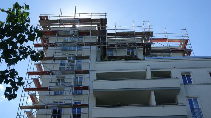 Ein Baugerüst ist in Berlin an einem Mehrfamilienhaus angebracht (Quelle: DPA/Alexandra Schuler)