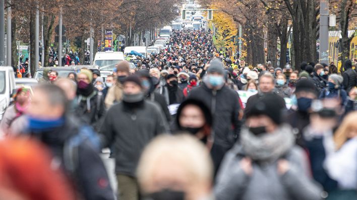 Archivbild: Zahlreiche Teilnehmer des Protestzugs gegen Corona-Politik, der als "Schweigemarsch" bezeichnet wird, gehen am 22.11.2020 die Bornholmer Straße entlang