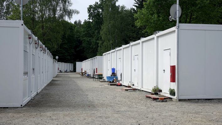 Archivbild: Blick auf Wohncontainer für Flüchtlinge am Breitenbachplatz in Neuseddin (Brandenburg), aufgenommen am 27.05.2016 (Bild: dpa/Sascha Steinach)