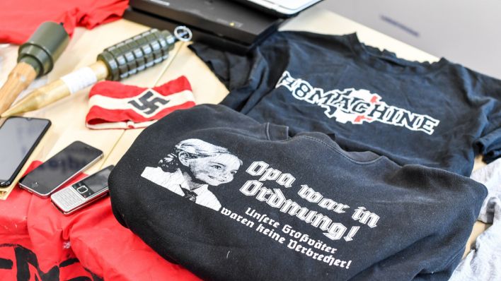 Das BKA Brandenburg präsentiert am 6. Juli 2020 Waffen, Telefone und Kleidungsstücke, die sie bei Razzien konfisziert hat, Archivbild (Quelle: DPA/Jens Kalaene)