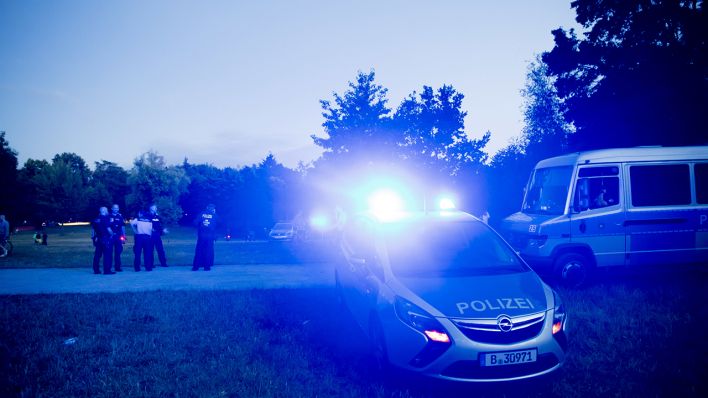 Archivbild: Polizeifahrzeuge stehen nachts im Volkspark Hasenheide. (Quelle: dpa/Christoph Soeder)