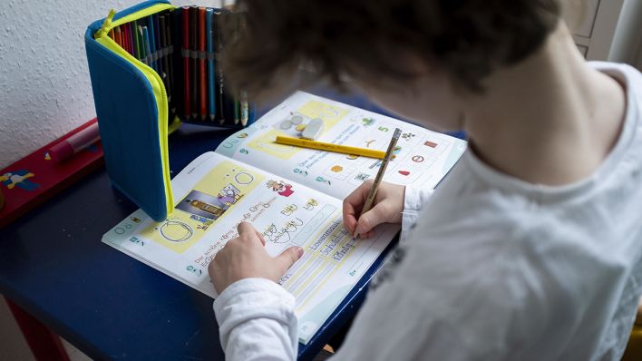 Ein Grundschulkind erledigt Schulaufgaben am heimischen Schreibtisch (Quelle: Anke Waelischmiller/Sven Simon)