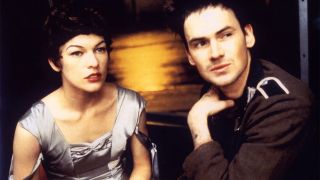 Szene aus "The Million Dollar Hotel" von 2000 mit Milla Jovovich und Jeremy Davies (Bild: dpa/United Archives/Impress)