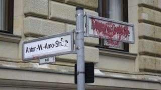 Archivbild: Übermaltes Straßenschild in Berlin Mitte <<Anton-W.-Amo-Straße / Mohrenstraße>>. (Quelle: dpa/S. Steinach).